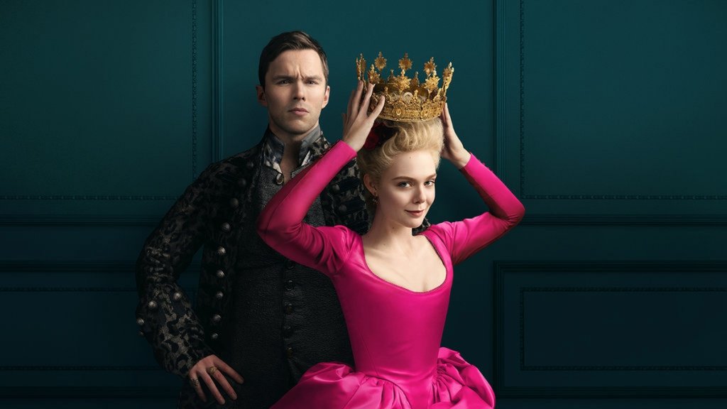 "Велика" (The Great)
Гледаме в: HBO Go
Премиера: 16 май
Епизоди:
Сценаристът на "Фаворитката" Тони Макнамара представя сатирично комедийна драма за възхода на Екатерина Велика (Ел Фанинг). От аутсайдер тя се превръща в най-дълго управлявалата жена в руската история, а първият сезон на сериала разказва за младото, идеалистично настроен момиче, което пристига в Русия за уредения си брак с император Петър. Всичките ѝ надежди са зачеркнати от опасната и покварена действителност, която обаче тя се решава да промени. Как? Като убие съпруга си, покори военните и победи църквата.