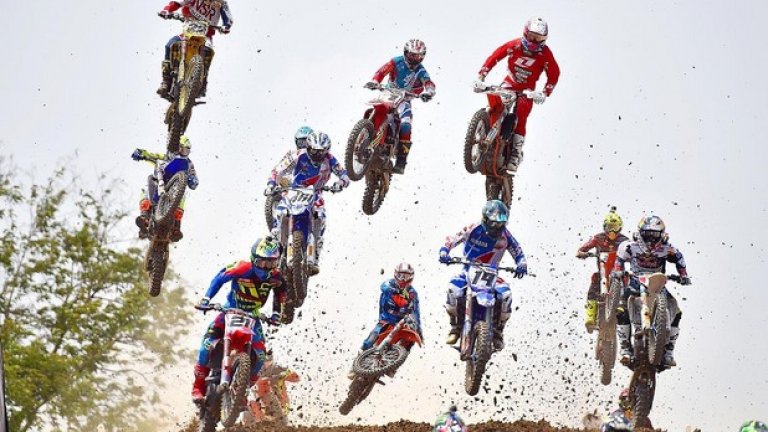 Лети кал, летят и състезателите... Мотокрос в Бангкок.