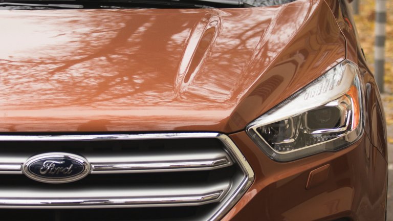 Адаптивните фарове на Ford се предлагат за първи път при Kuga. Системата следи околната осветеност и автоматично подобрява видимостта, като настройва ъгъла на лъча на новите биксенонови фарове на една от седемте настройки, в зависимост от скоростта на автомобила, ъгъла на завиване и разстоянието до обекта отпред.  