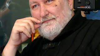 Големите градове се задъхват от пришълци - виновен е някой друг. В селата няма поминък - виновен е някой друг. Гориш гуми, защото си беден - виновен е някой друг. Беден си, защото си необразован - виновен е някой друг. Политическата класа, която сами излъчваме из недрата си, е некачествена - виновен е някой друг.