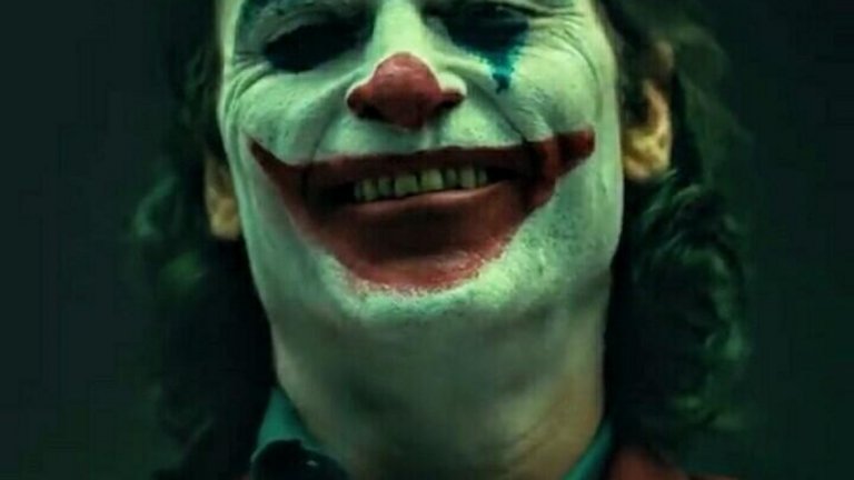 Joker
Премиерна дата: 4 октомври
С участието на: Хоакин Финикс, Робърт де Ниро
Най-любопитният и най-"малък" комиксов проект ще се появи чак през есента. Тук обаче има най-голяма възможност да говорим не само за екранно зрелище, но и за кино-качество. Безспорно талантливият Хоакин Финикс се потапя в ролята на Артър Флек - неуспешен комик, чийто скапан живот го превръща в побъркания престъпник Жокера.
Joker няма общо с другите филми за Батман или тези по комиксите на DC, които излизат и в момента. Т.е. напълно самостоятелна история е, която дава друг вариант за произхода на може би най-популярния комикс-злодей. Във филма няма да видим Батман, а младия Брус Уейн и неговия баща Томас Уейн, който също ще има роля в пропадането на Флек. 
Въпреки някои особености, Joker има шансовете да е много силен филм и дано Финикс се справи по-добре с ролята от Джаред Лето (който играе Жокера в Suicide Squad).
