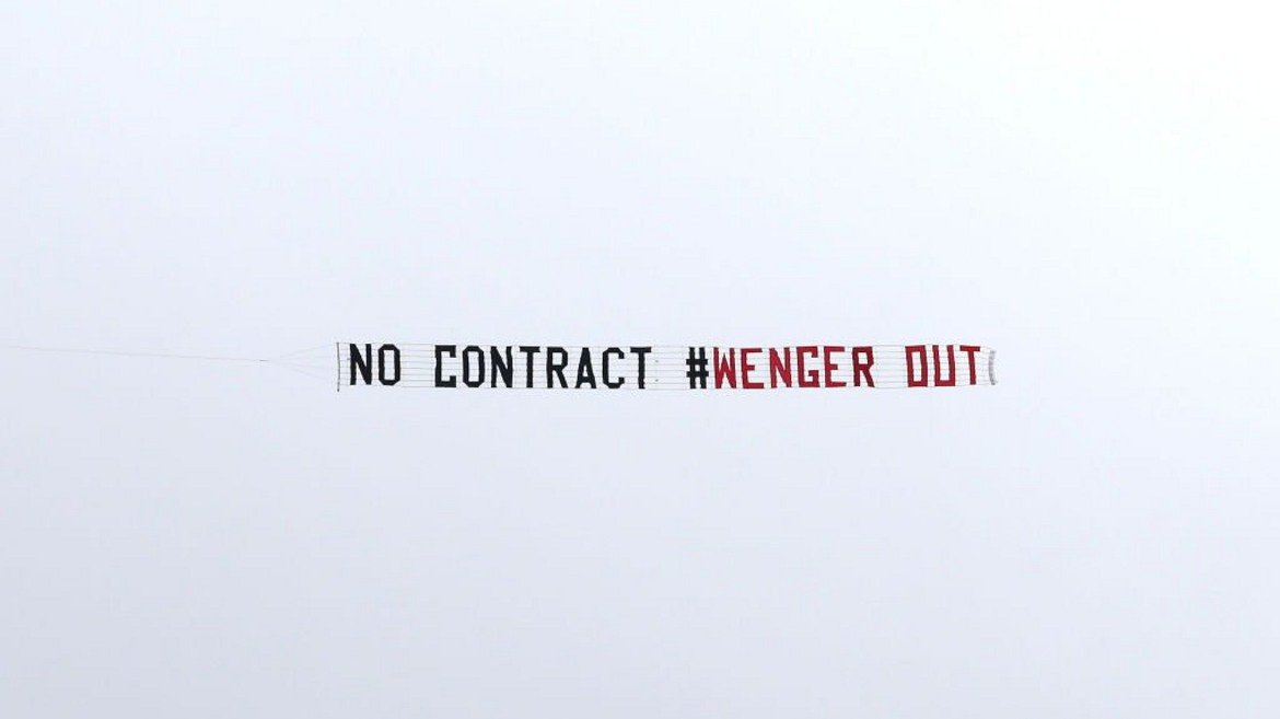 Март 2017: “No Contract #WengerOut”
"No Contract #Wenger out" се вя над "Дъ Хоутърнс" преди няколко дни, когато Арсенал загуби с 1:3 визитата си на Уест Бромич.