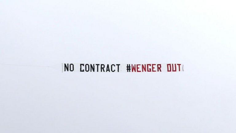 Март 2017: “No Contract #WengerOut”
"No Contract #Wenger out" се вя над "Дъ Хоутърнс" преди няколко дни, когато Арсенал загуби с 1:3 визитата си на Уест Бромич.