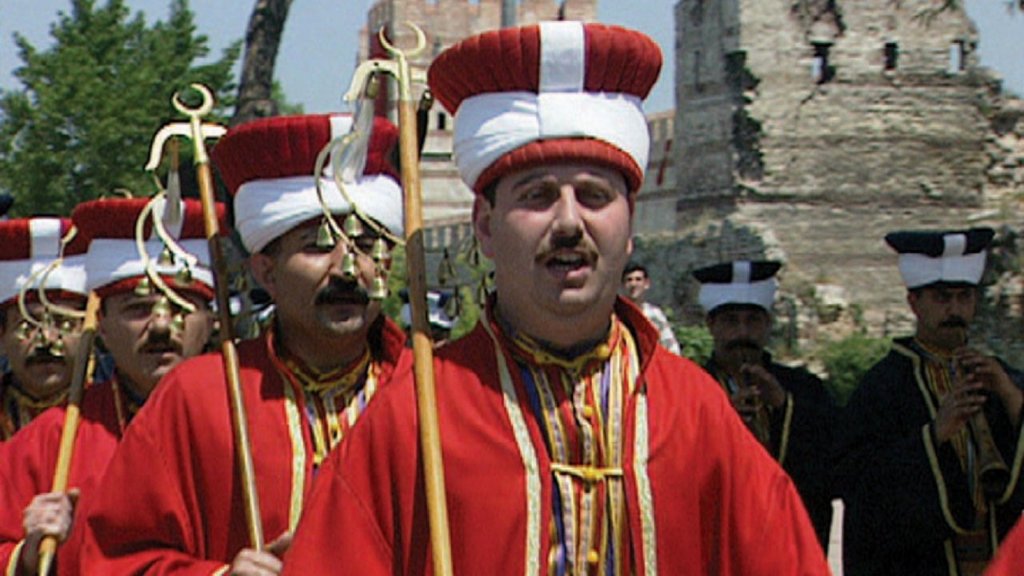 "Чия е тази песен?"Година:2003Документалният филм на Адела Пеева (номиниран на фестивала в Трайбека и Европейските филмови награди) заслужава внимание и днес. В основата му лежи една песен, която режисьорката смята за българска, докато не сяда на една маса с приятели от Балканите, всеки от които я разпознава като своя. Така тя решава да тръгне по следите ѝ и обикаля полуострова в търсене на произхода ѝ, но вместо да го открие, тя успява да покаже конфликтите, национализма и омразата по остроумен и откровен начин - през една иначе нежна мелодия.