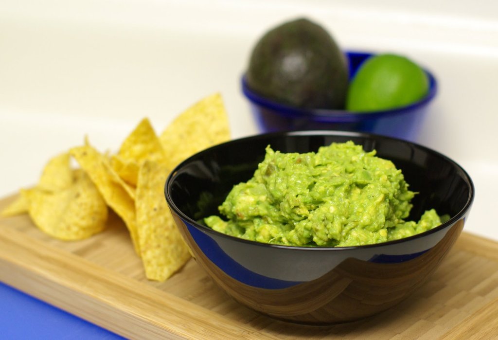 guacamole-with-green-chili-peppers-4015