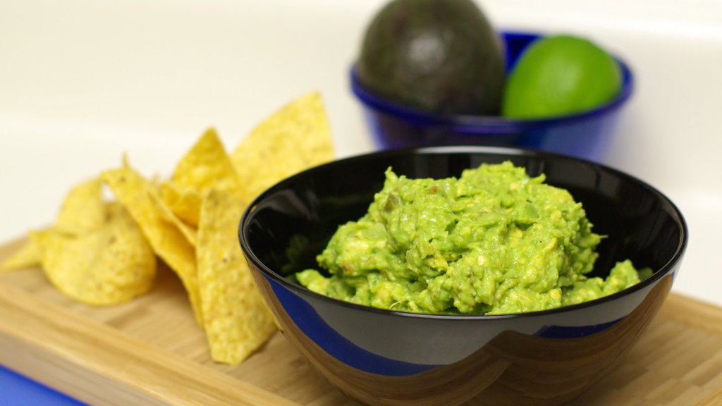 guacamole-with-green-chili-peppers-4015