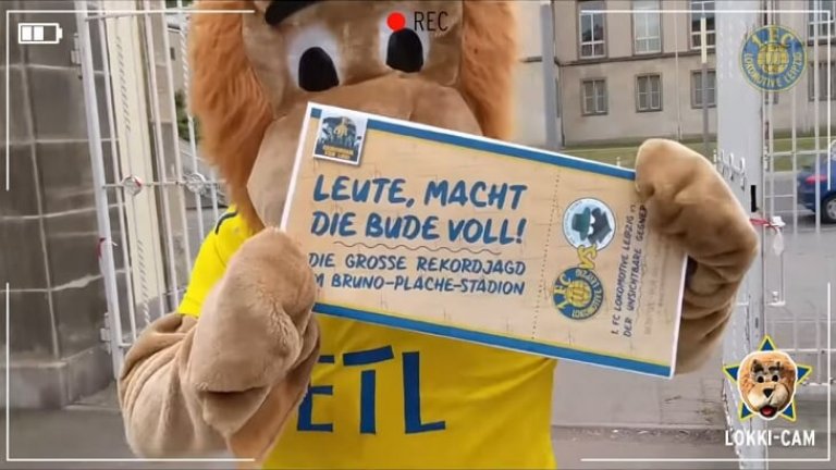 Клубният талисман Лок бе съществена част от шоуто.