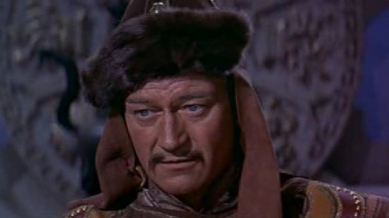 Джон Уейн в „Завоевателят” (1956)

Един от най-популярните случаи в историята на киното за абсурден избор за роля. Легендарният Джон Уейн, емблема на уестърн жанра, изиграва монголския завоевател Чингис хан и това се превръща в един от големите провали в кариерата му. Сценарият е написан с идеята Марлон Брандо да влезе в ролята, но Уейн сам си избира да играе Чингис хан и впоследствие съжалява горчиво. Веднъж той казва, че поуката от филма е „да не ставаш за смях, опитвайки се да играеш роли, за които не си подходящ”. 
