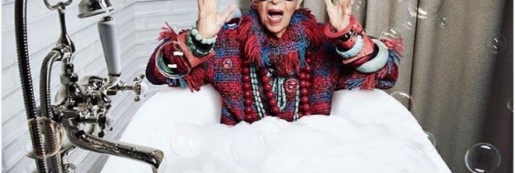 94-годишната модна икона Айрис Апфел винаги е на върха на модните тенденции.