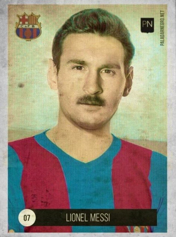 Меси на картичката на Паладар Негро в ретро екип на Барселона отпреди 60 години.
