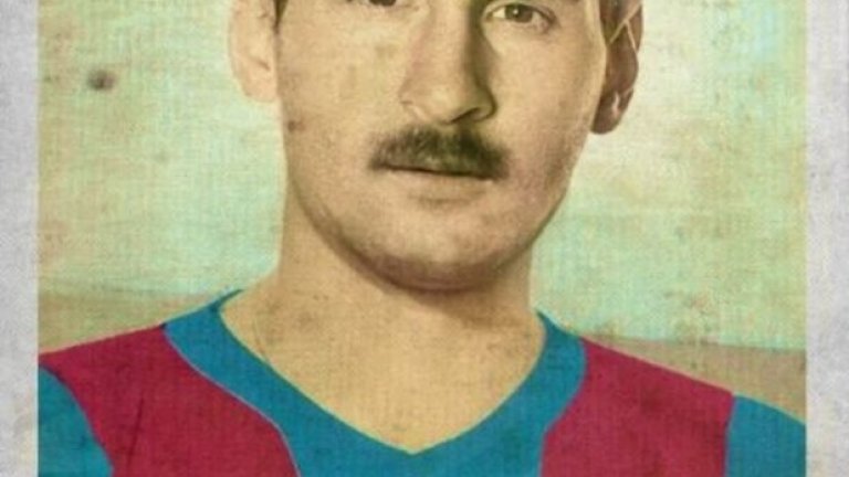Меси на картичката на Паладар Негро в ретро екип на Барселона отпреди 60 години.