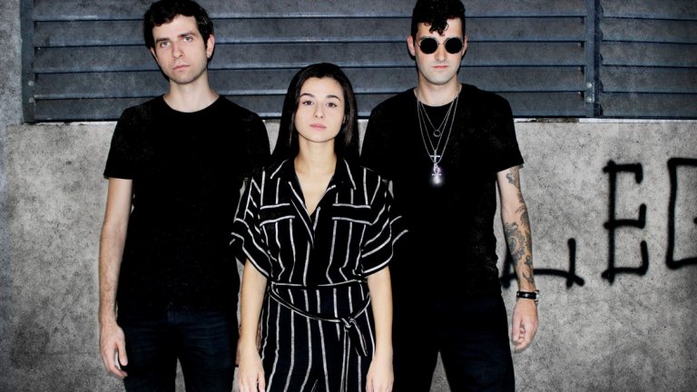 Българската банда има експериментаторски дух и бяга от ограниченията на жанра. От ляво надясно: Стефан, Моника, Ивайло (липсва само барабанистът Крис).
Снимки: Ирена Игнатова, Webcafe.bg