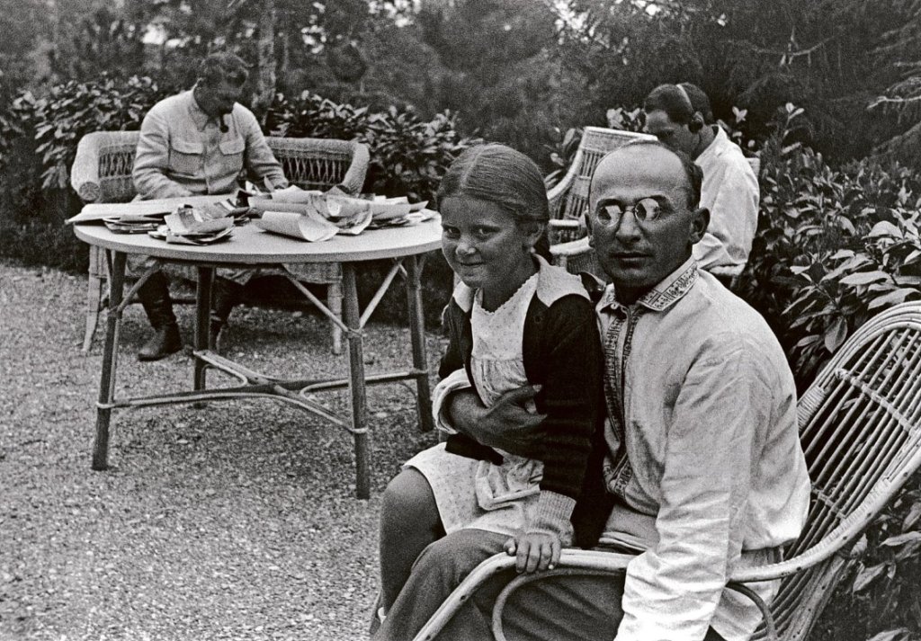 Lavrenti_Beria_Stalins_family-1108x771