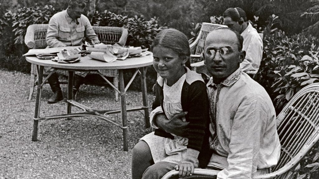 Lavrenti_Beria_Stalins_family-1108x771