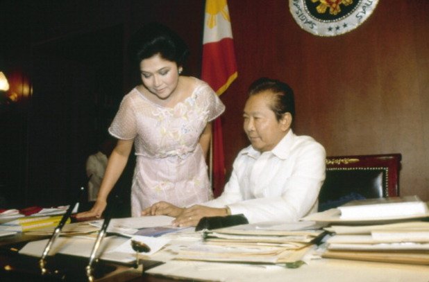  Фердинанд Маркос  

 Фердинанд Маркос е президент на Филипините от 1965 г.  до 1986 г. Разкрит по-късно като американски агент, той успява да удържи комунистическата съпротива, въвлича страната във Виетнамската война и извършва колосално строителство на 16 000 км нови пътища. 

 По време на неговата диктатура дългът на страната нараства от 360 милиона долара до 28 милиарда долара, а Филипините стават най-задлъжнялата държава в Азия.

 Използва офшорни банкови сметки, за да прехвърли правителствени средства на свое име. Предполага се, че е откраднал между 5 и 21 милиарда долара от филипинския трезор. Според непотвърдена информация само в личната му сметка е имало 10 милиарда долара, когато е свален с държавен преврат на военните.

 Умира в изгнание в Хавай, а от откраднатите пари Филипините си връщат обратно едва 4 милиарда долара. И до днес не е ясно точно колко са присвоените пари. 