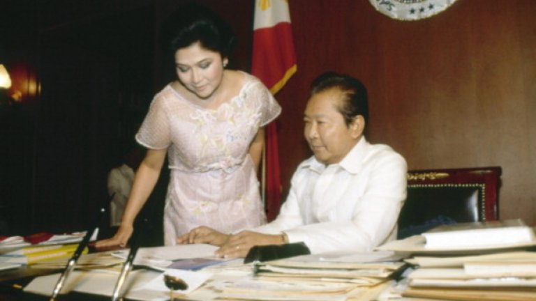  Фердинанд Маркос  

 Фердинанд Маркос е президент на Филипините от 1965 г.  до 1986 г. Разкрит по-късно като американски агент, той успява да удържи комунистическата съпротива, въвлича страната във Виетнамската война и извършва колосално строителство на 16 000 км нови пътища. 

 По време на неговата диктатура дългът на страната нараства от 360 милиона долара до 28 милиарда долара, а Филипините стават най-задлъжнялата държава в Азия.

 Използва офшорни банкови сметки, за да прехвърли правителствени средства на свое име. Предполага се, че е откраднал между 5 и 21 милиарда долара от филипинския трезор. Според непотвърдена информация само в личната му сметка е имало 10 милиарда долара, когато е свален с държавен преврат на военните.

 Умира в изгнание в Хавай, а от откраднатите пари Филипините си връщат обратно едва 4 милиарда долара. И до днес не е ясно точно колко са присвоените пари. 