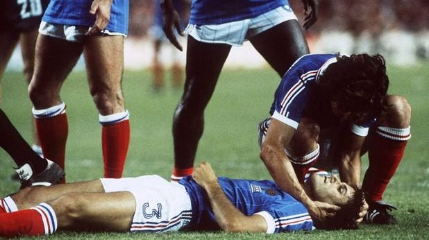 Испания 1982 г. Батистон лежи в несвяст около 5 минути, има няколко избити зъба и тежко сътресение. Франция губи с дузпи полуфинала, а на финала Италия бие с 3:1 Германия на "Сантяго Бернабеу".