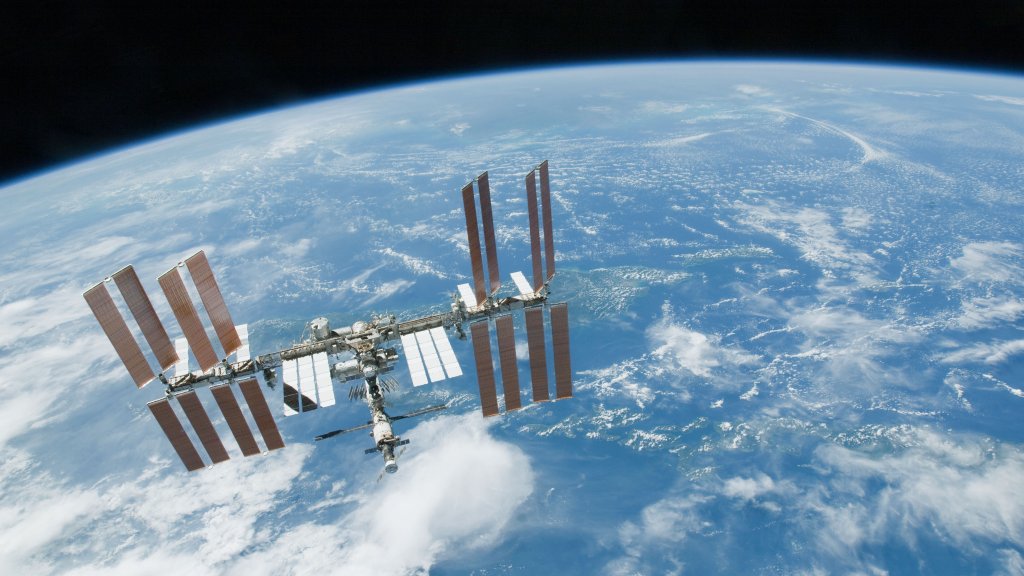 space_station_over_earth