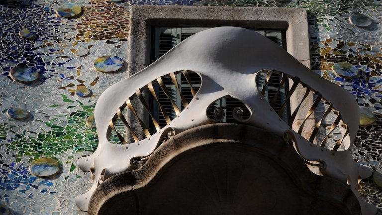 Гауди променя оригиналния дизайн на сградата в периода 1904-1906, при което тя придобива силна приказно-морска аура. Има вид на рибоподобен скелет, със стърчащи, кокалести тераси, големи прозорци и люспеста, разноцветна фасада.