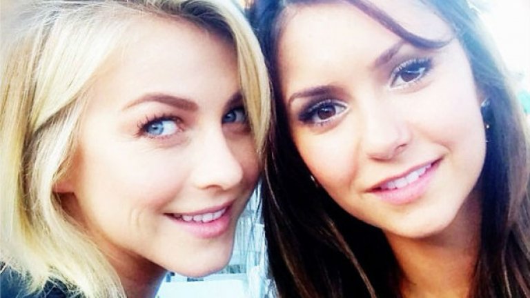 Канадската актриса от български произход Нина Добрев (вдясно) е много активна из социалните мрежи