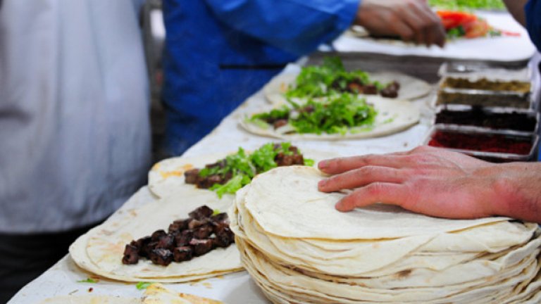 "О, дюнер! Ми, то в него няма нищо калорично... Месо и зеленчуци. Три с повече люто, моля!"