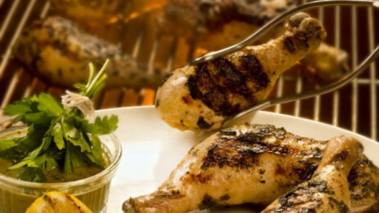 Пиле
Хората, които бягат се нуждаят от около 50 до 75% повече протеини, отколкото тези, които не се занимават с такъв спорт, за да могат да възстановят мускулите си и да насърчат организма си към възстановяване след тежки тренировки. А четвърт порция пилешко може да им предостави около половината от дневните протеинови нужди на бегачите. Освен протеин, пилето съдържа още селен, елемент, който помага за защита на мускулите от въздействието на свободните радикали, които се повишават по време на тренировка, както и витамин B, който помага за регулиране на изгарянето на мазнините по време на бягане. Нови изследвания показват, че хората, които получават достатъчно витамин B в диетата си са със 70% по-нисък риск да се разболеят от болестта на Алцхаймер.
Как да го ядем: Лесното приготвяне на пилето го прави перфектно ястие за джогърите. Може да го изпечете, сварите, да го сложите на грил, да го задушите. Обработеното пиле е добра добавка към салати, паста, сандвичи. Прясното пиле може да се съхранява в хладилник до два дни, а замразено – шест и повече месеца.