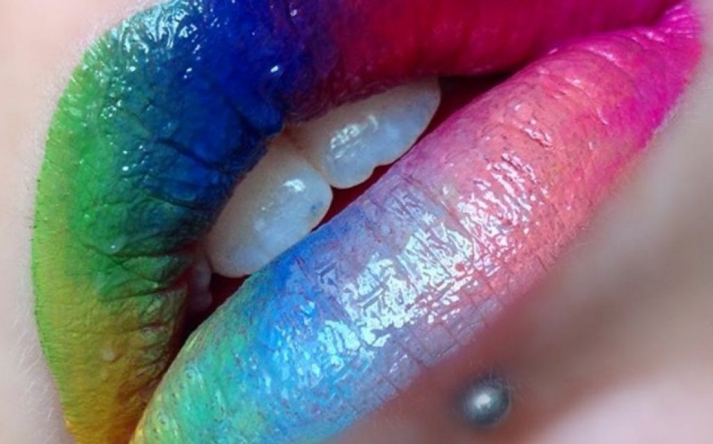 Новата (rainbow) мода в грима и прическите