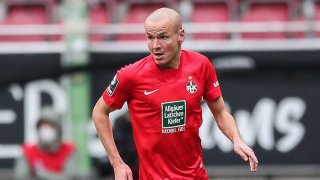 Футболните качества на Адам Хлушек не подлежат на съмнение, но поне от десетилетие той е зависим от хазарта и е затънал в спирала от дългове