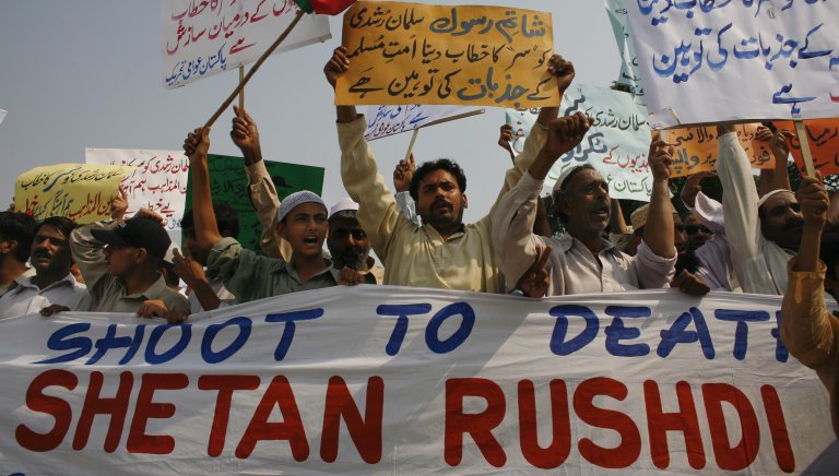 Протест срещу Салман Рушди в Пакистан