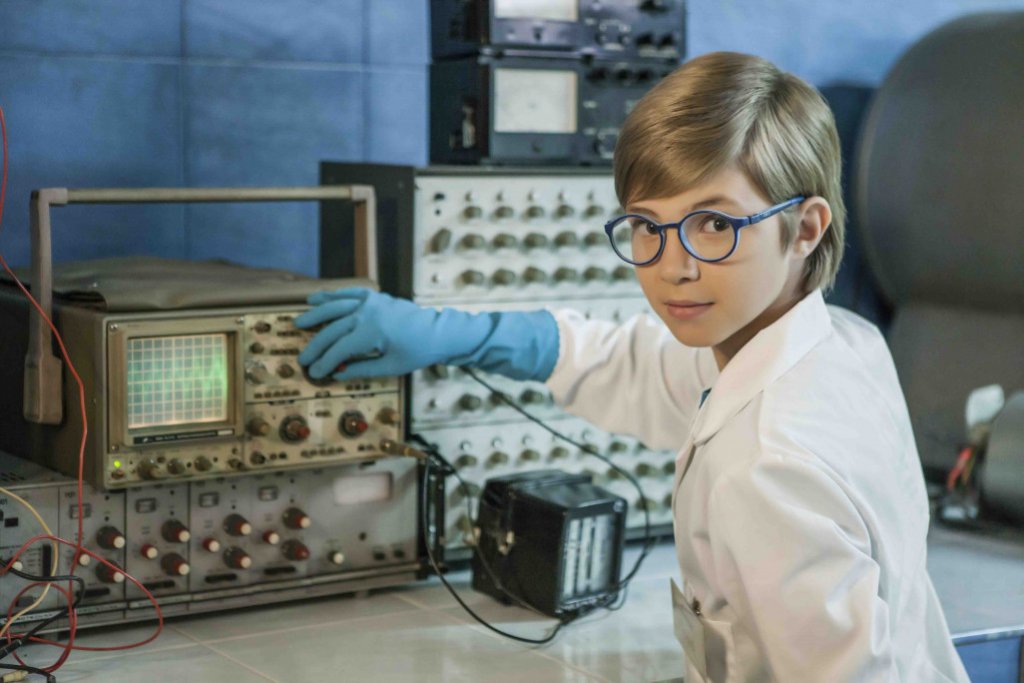 “Случаят Тесла”
Филмът на Андрей Хадживасилев прекарва проблема със световната енергийна криза през очите на един малък изобретател. Тони (Мартин Паунов) е любознателно момче, което разработва уред за синтез на безжично електричество, вдъхновен от ексцентричния учен Никола Тесла.
Тони е убеден, че изобретението му ще помогне в задълбочаващите се усложнения с енергийните ресурси, но точно когато е по средата на работата си, родителите му казват, че трябва да замине на ученически лагер. На малкия изобретател му се налага да се учи как да оцелява сред природата и да се справя с хулиганите, които го взимат на мушка.