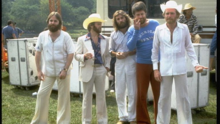 Smile на Beach Boys
Замислен като "тийнейджърски химн за Бога," със Smile Брайън Уилсън и Beach Boys посягат към небесата - и са болезнено опарени. Бандата прекарва месеци в писане и пренаписване, обобщавайки много часове материал в малки миниатюрни винетки и тонови поеми, опитвайки се да запише перфектния албум. Те пускат "Good Vibrations" и "Heroes and Villains". Първият сингъл жъне огромен успех, вторият обаче е напълно игнориран, което нанася тежък удар върху крехката психика на Уилсън. Той е бил твърдо убеден, че тази песен най-после ще му осигури сериозно финансиране от лейбъл и достатъчно уважение в музикалния бранш, които биха го поставили на нивото на творческия гений на Beatles. Провалът го запраща още по-дълбоко в дрогата, и постепенно той се превръща за години в самотник и параноик.
Впоследствие през 2011 Уилсън пуска "нова визия" за албума с "Brian Wilson Presents Smile", но признава, че той е много по-различен от епоса, който първоначално е замислял през 60-те години. Може да чуете нещо по-близо до оригинала в Albums That Never Were.