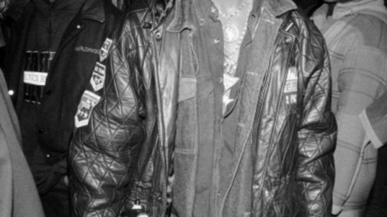 Tupac - All Eyez On Me 
Друг марокански затворник също разказва за методите на измъчване в затворите там. Той описва завързване с белезници и оборудване със слушалки, от които звучат едни и същи песни, пуснати да се повтарят. 
Една от най-честите от тях била на Tupac – All Eyez On Me, която звучала с дни наред в ушите му, независимо дали е време за молитва, време за сън или за хранене.