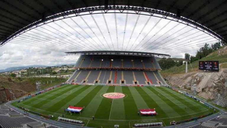 24. "Мюнисипал", Брага
Стадионът в скалата. Най-странното място за футбол на Евро 2004, като трибуниима само на две от четирите страни, а тези зад вратите са затворени със скали. 30-хилядният странник е дом на Спортинг (Брага), който стигна дори до групите на Шампионската лига.