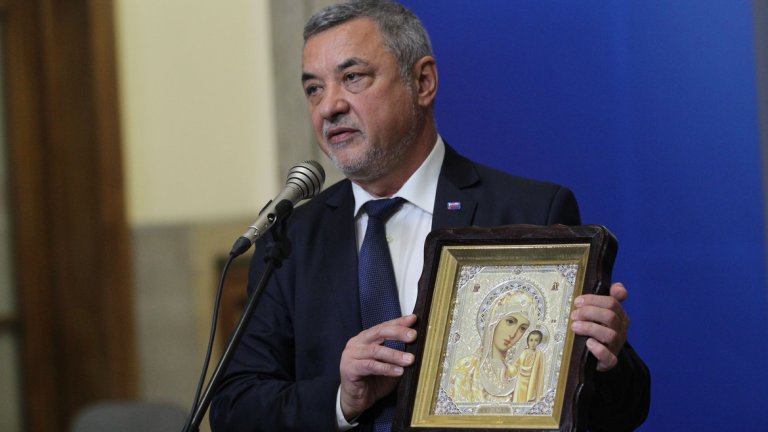 Крачка напред, три назад и "у лево"