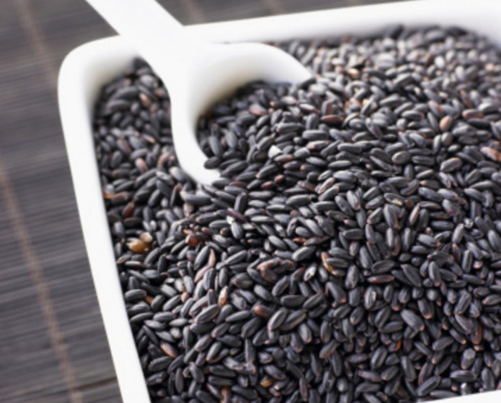 Черният ориз е богат на желязо и витамин Е, освен това съдържа повече антиоксиданти от боровинките
