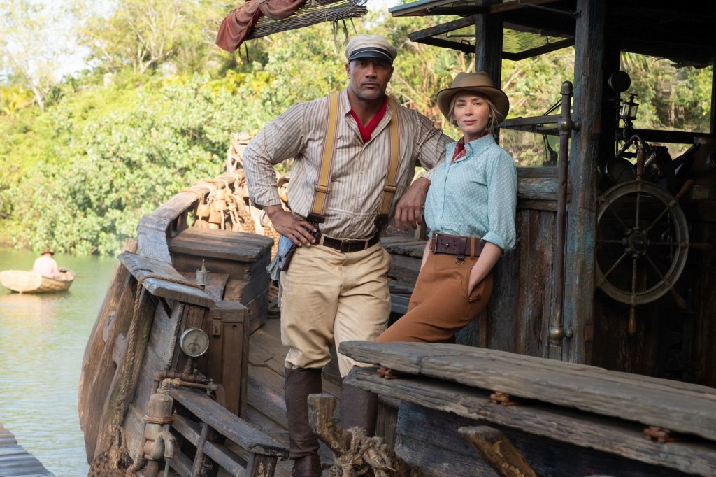 "Круиз в джунглата" (Jungle Cruise)
Премиера: 30 юли
И като споменахме Скалата... Тук налице е филм с потенциал да привлече зрители в кината. Първо, защото е с Дуейн Джонсън в главната роля. Второ, защото прилича на семейна приключенска комедия. Но такава ли е? Трейлърът е леко объркващ в това отношение и под въпрос е към кои зрители е таргетиран "Круиз в джунглата" - тези без деца или родителите. И ще се осмелят ли вторите да отидат да го гледат с наследниците си.
Иначе филмът разказва за британски учен (Емили Блънт), която наема капитана Франк (Дуейн Джонсън) да я преведе през джунглата със своята лодка. Целта им? Легендарното Дърво на живота.
И отново проблемът за кината през 2021 г. - в Щатите филмът ще се появи на същата дата и на малък екран в Disney+...