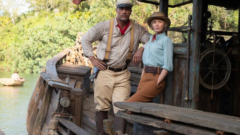 "Круиз в джунглата" (Jungle Cruise)
Премиера: 30 юли
И като споменахме Скалата... Тук налице е филм с потенциал да привлече зрители в кината. Първо, защото е с Дуейн Джонсън в главната роля. Второ, защото прилича на семейна приключенска комедия. Но такава ли е? Трейлърът е леко объркващ в това отношение и под въпрос е към кои зрители е таргетиран "Круиз в джунглата" - тези без деца или родителите. И ще се осмелят ли вторите да отидат да го гледат с наследниците си.
Иначе филмът разказва за британски учен (Емили Блънт), която наема капитана Франк (Дуейн Джонсън) да я преведе през джунглата със своята лодка. Целта им? Легендарното Дърво на живота.
И отново проблемът за кината през 2021 г. - в Щатите филмът ще се появи на същата дата и на малък екран в Disney+...