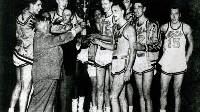 Легендарният отбор на Сиракюз Нешънълс, стигнал до единствената си титла в НБА веднага след въвеждането на правилото за 24 секунди. 