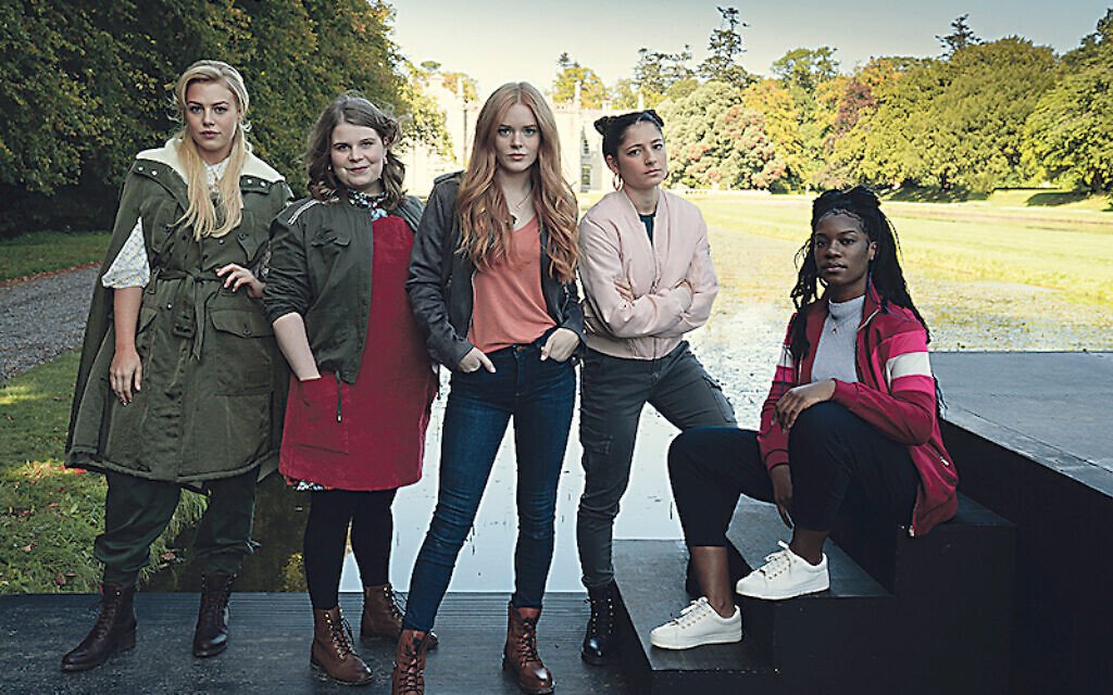 Fate: The Winx Saga (Netflix) - 22 януари
Fate: The Winx Saga е игрална адаптация на едноименната поредицата комикси за деца и анимационния сериал. В центъра на историята е Блум - тийнейджърка, която открива, че всъщност има магическите сили на фея. Тя трябва да се адаптира към живота в Отвъдното, където пред нея стои тежката задача да се научи контролира тези опасни огнени сили. Разбира се, в това приключение тя няма да бъде сама, а около себе си ще събере още няколко момичета-феи със сили, свързани с петте естествени елемента.