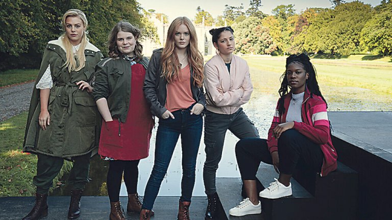 Fate: The Winx Saga (Netflix) - 22 януари
Fate: The Winx Saga е игрална адаптация на едноименната поредицата комикси за деца и анимационния сериал. В центъра на историята е Блум - тийнейджърка, която открива, че всъщност има магическите сили на фея. Тя трябва да се адаптира към живота в Отвъдното, където пред нея стои тежката задача да се научи контролира тези опасни огнени сили. Разбира се, в това приключение тя няма да бъде сама, а около себе си ще събере още няколко момичета-феи със сили, свързани с петте естествени елемента.