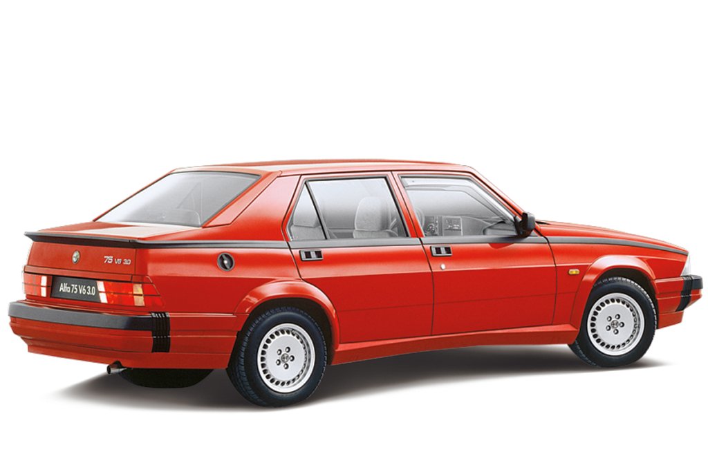 1985: Alfa 75
75 се смята за усъвършенствана Giulietta – поне пътническата кабина е същата. За последен път в модел на Alfa Romeo от средния клас е използвано задно предаване. Върховата версия получава шестцилиндров мотор. 