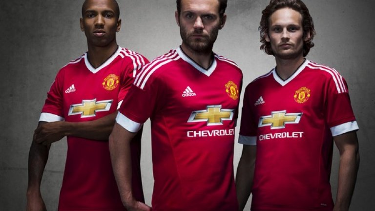2. Манчестър Юнайтед.
Първата глава от ерата "Адидас - Юнайтед" е факт, въпреки че "червените дяволи" още не са изиграли нито един мач с новия екип. Представянето му бе зрелищно и взриви социалните мрежи, а екипът претендира да е класика. Със сигурност хитовата фланелка на новия сезон, най-малкото заради романтиката, че Юнайтед отново е с трите ленти след повече от 20 години.