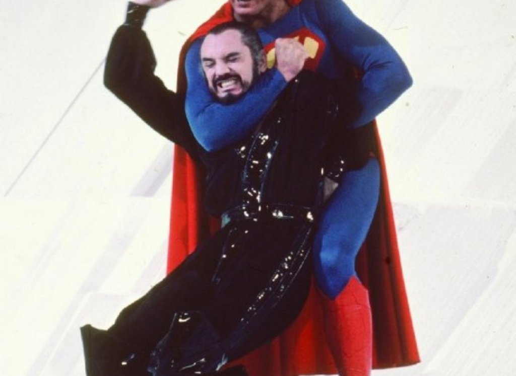 Кадър от "Супермен 2" (1980) с Кристофър Рийв и Терънс Стамп като генерал Зод