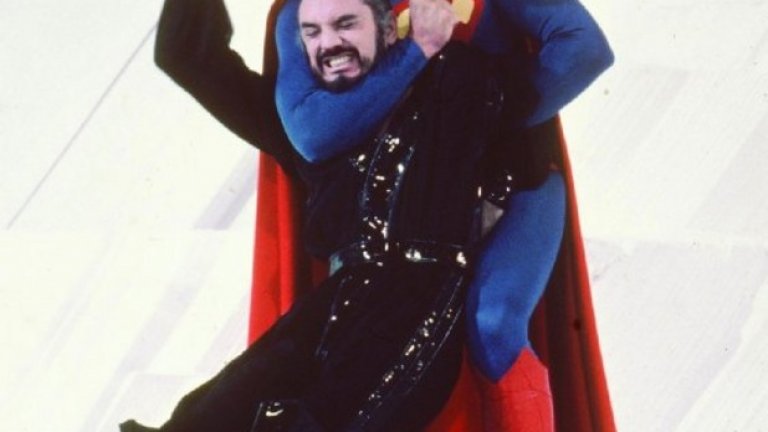 Кадър от "Супермен 2" (1980) с Кристофър Рийв и Терънс Стамп като генерал Зод