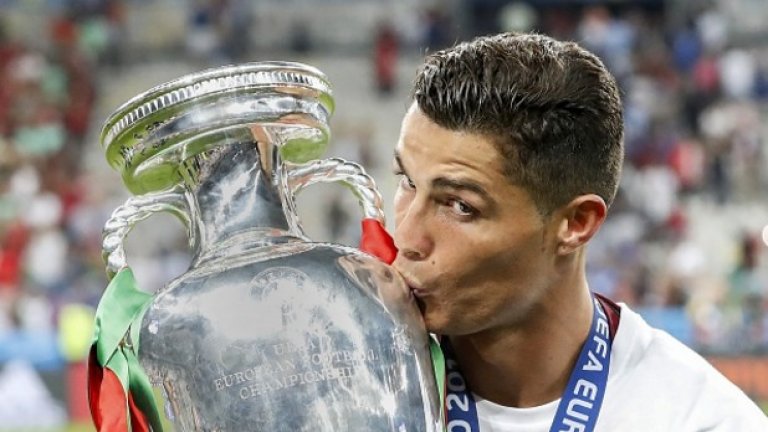 Кристиано Роналдо най-накрая спечели трофей с родината си