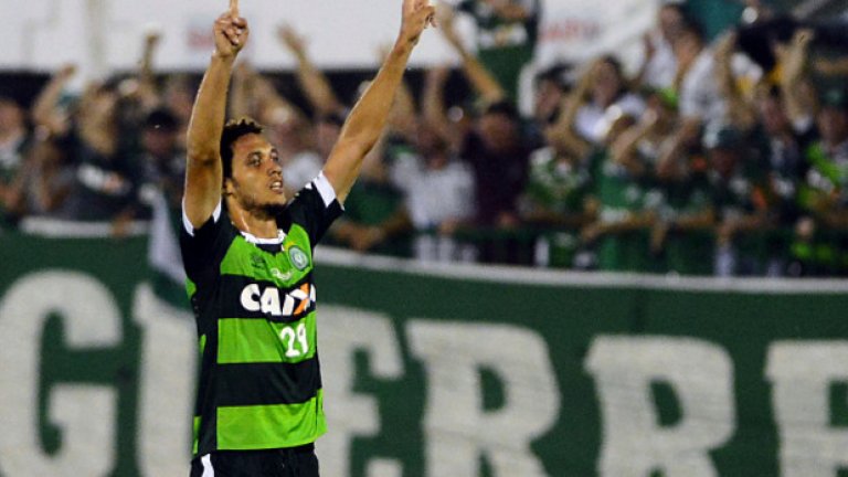 Защитникът на Чапекоензе Нето отново ще може да играе футбол