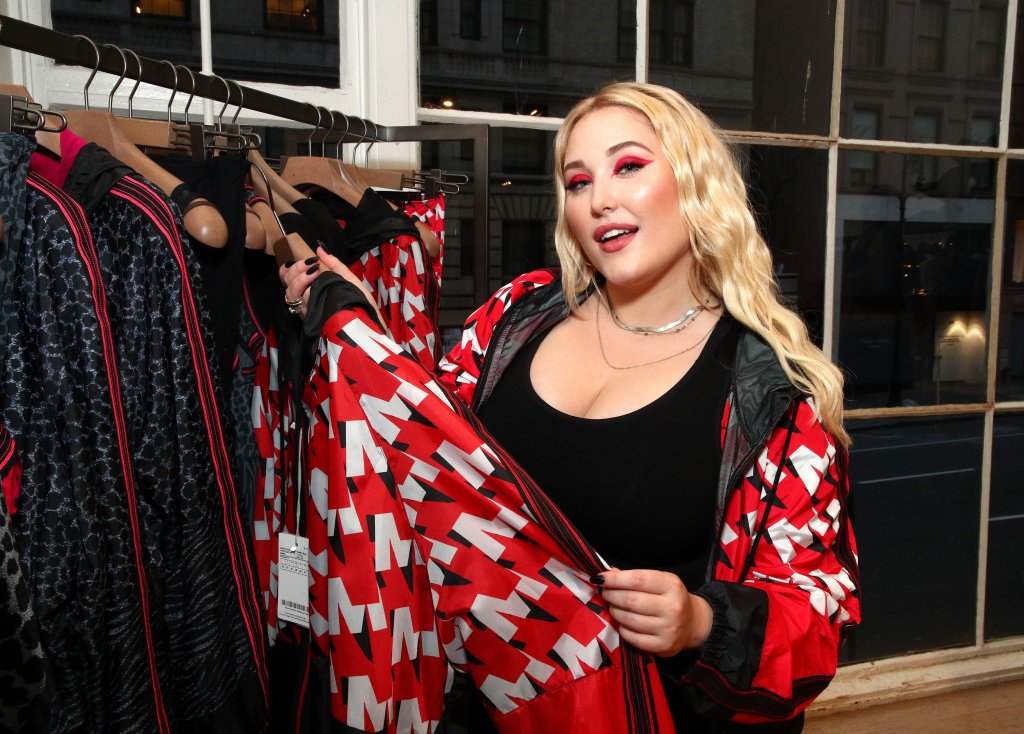 Хейли ХаселхофЖивотът на Хейли доста напомня на този на баща ѝ - Дейвид Хаселхоф. Тя започва като изключително обещаващ модел и първоначално валят предложения за ангажименти. После идват проблемите с алкохола и дрогата. Хейли е арестувана, след като заспива зад волана, а при теста се оказва, че има и алкохол, и наркотици в кръвта ѝ. Впоследствие тя напълнява и кариерата на манекенка ѝ се изплъзва окончателно.