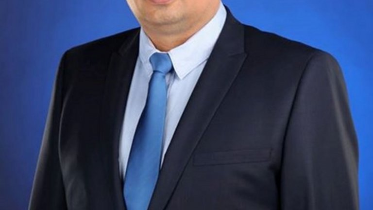 С фирма, собственост на негов роднина, са подписани договори по Закона за обществените поръчки. След това тя е извършила некачествени ремонти.