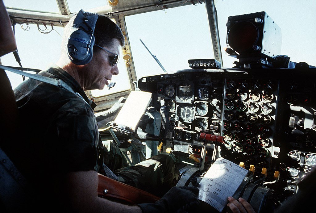 1024px-General_Thomas_M._Ryan_Jr._Flying_a_Lockheed_C-130_Hercules