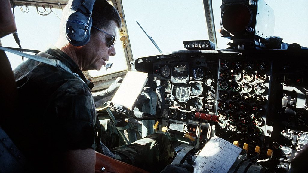 1024px-General_Thomas_M._Ryan_Jr._Flying_a_Lockheed_C-130_Hercules